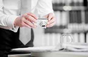 AXA Konzern AG: Kriminalität im eigenen Unternehmen / Wirtschaftskriminalität im Mittelstand unterschätztes Risiko - AXA Versicherung empfiehlt Schutz gegen die Folgen von Vertrauensschäden (mit Bild)