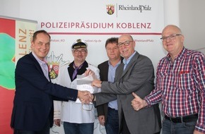 Polizeipräsidium Koblenz: POL-PPKO: Koblenz: FC PP überreicht Spende an Koblenzer Hospizverein