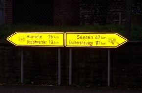 Polizeiinspektion Hameln-Pyrmont/Holzminden: POL-HOL: Möglicherweise "genervter" Autofahrer ändert Hinweistafel: Eschershausen 111 km? - Baustellenbedingte "gefühlte km" dokumentiert -