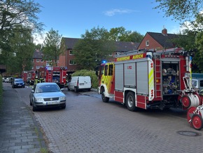 FW-AUR: Holzschuppen vor Wohngebäude in Vollbrand