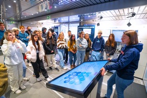 Ehrenkirchen: Gemeinschaftsschule Jengerschule experimentieren in mobiler Industrie-Ausstellung (08.+09.05.)