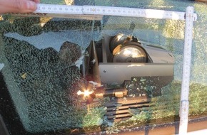Polizei Düren: POL-DN: Hambacher Forst: Streifenwagen wurde erheblich beschädigt