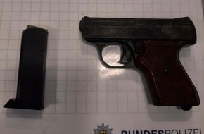 Bundespolizeidirektion Sankt Augustin: BPOL NRW: Bundespolizisten stellen Schreckschusswaffe bei 43-Jährigen sicher +++Foto+++