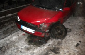 Polizeiinspektion Hameln-Pyrmont/Holzminden: POL-HOL: Holzminden - Bodenstraße: Mit Anhänger Unfall verursacht und geflüchtet - Polizei sucht Fahrer eines PKW-Kombi mit flachem Anhänger -
