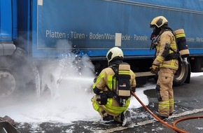 Feuerwehr Dorsten: FW-Dorsten: +++ LKW-Brand. Aufwendige Einsatzmaßnahmen +++