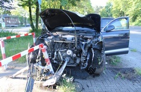 Polizeipräsidium Hamm: POL-HAM: Trümmerfeld und hoher Sachschaden- Fahrer flüchtet nach Alleinunfall zu Fuß