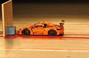 c't: Der etwas andere c't-Prüfstand / Lego-Porsche im Crash-Test
