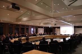 Kreisfeuerwehr Oldenburg: FW-OLL: Erfolgreiche Dienstbesprechung der Feuerwehrführungskräfte im Kreishaus Wildeshausen - Landkreis investiert knapp eine Million Euro in die Feuerwehr