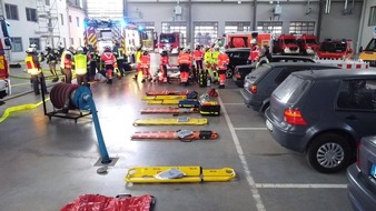 FW-EN: Wetter - Feuerwehr Wetter (Ruhr) führt realistische Übungen am Institut der Feuerwehr durch