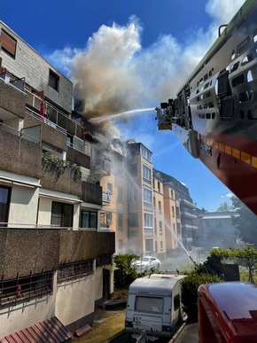 FW-EN: Erstmeldung: Dachstuhlbrand mit Menschenrettung in der Schöntaler Straße - 2 Personen mit Drehleiter gerettet