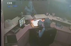 Polizeidirektion Bad Segeberg: POL-SE: Wedel: Polizei veröffentlicht Bilder des Spielhallenräubers - Wer kennt den Täter?