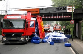 Feuerwehr Essen: FW-E: LKW bleibt unter Brücke hängen, Aufbau abgerissen, Ladung verloren