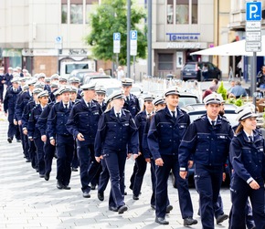 POL-GE: 153 neue Polizeikommissarinnen und Polizeikommissare ernannt