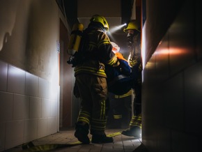 FW Wachtberg: Verunfallte Person und Brand in der Dusche. Ein Übungsabend im Berkumer Hallenbad