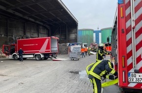 Feuerwehr Bochum: FW-BO: Person mit Hand in Pressvorrichtung eines Müllsammelfahrzeuges eingeklemmt