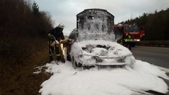 Feuerwehr der Stadt Arnsberg: FW-AR: Feuerwehr muss brennenden PKW auf A 46 einschäumen
