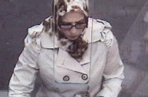Polizei Düsseldorf: POL-D: Wer kennt diese Frau? Polizei sucht mit Fotos nach Betrügerin