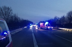Feuerwehr Dinslaken: FW Dinslaken: Schwerer Verkehrsunfall auf der Autobahn A3 Fahrtrichtung Niederlande