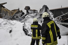 FW-KLE: Abschlussmeldung: Brand eines kunststoffverarbeitenden Betriebs im Gewerbegebiet Bedburg-Hau