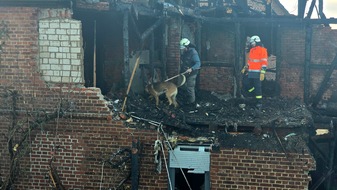 Feuerwehr Dörentrup: FW Dörentrup: Explosion mit anschließendem Großbrand in Wohnhaus - eine Person tot aufgefunden