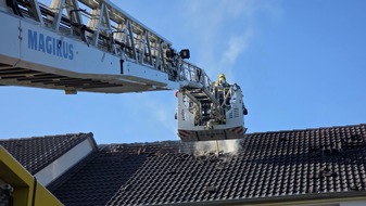 Freiwillige Feuerwehr Celle: FW Celle: Dachstuhlbrand in Altencelle (Erstmeldung)