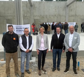 RKiSH: Richtfest f&uuml;r neue Rettungswache Nordoe: Klinikum Itzehoe und RKiSH st&auml;rken die Notfallversorgung der Region Rohbau steht nach weniger als f&uuml;nf Monaten Bauzeit | Einzug f&uuml;r Dezember 2026 geplant