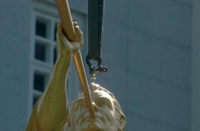 Kirche Jesu Christi der Heiligen der Letzten Tage: Der Engel ist gelandet - Vier Meter hohe Engel-Statue schmückt seit heute den ältesten Mormonen-Tempel Europas