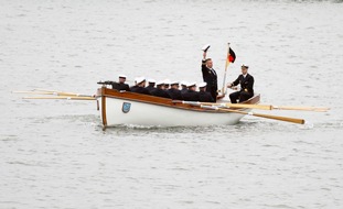 Deutsche Marine - Bilder der Woche: Der &quot;Alte&quot; lässt sich abpullen