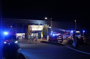 Feuerwehr Kleve: FW-KLE: Brand in Werkzeugfachmarkt konnte auf einen Raum begrenzt werden