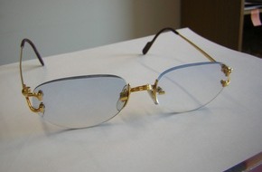 Polizeidirektion Göttingen: POL-GOE: (273/2009) Mercedes aufgebrochen, hochwertige Cartier-Brille gestohlen - Polizei sucht Zeugen