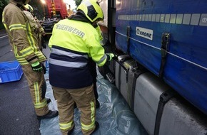 Feuerwehr Ratingen: FW Ratingen: LKW reißt sich den Tank auf - Umwelteinsatz für die Feuerwehr