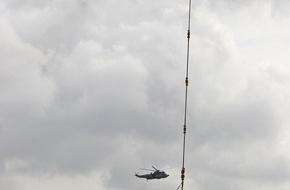 Presse- und Informationszentrum Marine: Deutsche Marine - Bilder der Woche: Ungewöhnliche Rettung für einen SAR-Hubschrauber - "Sea King" per Lufttransport zurück nach Kiel