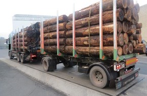 Polizeipräsidium Trier: POL-PPTR: Polizei stoppt wieder einmal völlig überladenen Holztransport - Holztransport mit über 13 Tonnen zu viel unterwegs