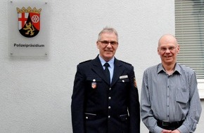 Polizeipräsidium Trier: POL-PPTR: Leitender Polizeidirektor Franz-Dieter Ankner gratuliert Mitarbeiter zum 40-jährigen Dienstjubiläum