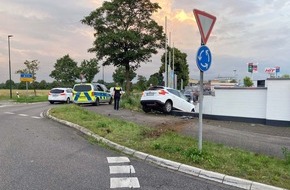 Polizei Rhein-Erft-Kreis: POL-REK: 240621-1: Autofahrer durchbricht Mauer - leicht verletzt