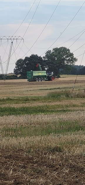 Polizeipräsidium Neubrandenburg: POL-NB: Traktorgespann kollidiert mit Hochspannungsleitung bei Benz (Insel Usedom)