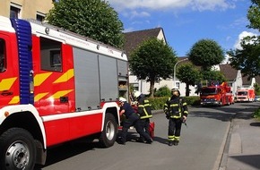 Feuerwehr Plettenberg: FW-PL: OT-Eschen. Rettungsdienst- und Brandeinsatz fast gleichzeitig nur wenige Häuser voneinander entfernt.