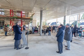 DEICHMANN feiert Richtfest für neues Hauptgebäude auf Essener Campus