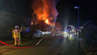 FW Dörentrup: Explosion mit anschließendem Großbrand in Wohnhaus - eine Person tot aufgefunden