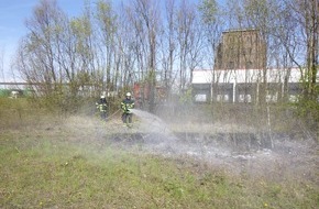 Feuerwehr Dortmund: FW-DO: Grasnarbenbrand in Lindenhorst - Trockenheit beschert der Feuerwehr den ersten Flächenbrand