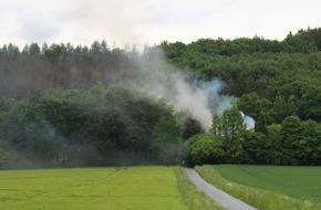 Polizei Minden-Lübbecke: POL-MI: Haus gerät vermutlich durch Blitzschlag in Brand