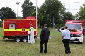 Feuerwehr VG Asbach: FW VG Asbach: Einsegnungen in Altenhofen: Anbau, Fahrzeug und Stromerzeuger wurden offiziell übergeben