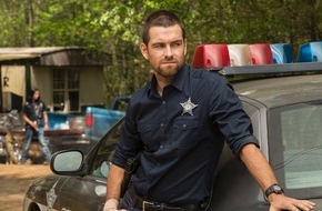 Sky Deutschland: Es ist schwer, alte Gewohnheiten abzulegen: Die dritte Staffel der Actionthriller-Serie "Banshee: Small Town. Big Secrets." exklusiv auf Sky