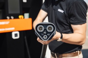 Elektro-LKW lädt erstmals mit über 1,1 Megawatt Leistung