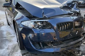 Polizei Hagen: POL-HA: Drei Personen leicht, ein Mann schwer verletzt bei Zusammensto&szlig; zweier BMW