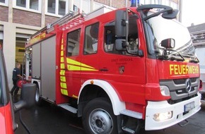 Kreispolizeibehörde Märkischer Kreis: POL-MK: Unbekannte bewerfen Feuerwehrfahrzeug mit Eiern