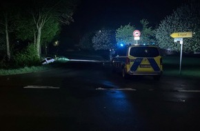 Kreispolizeibehörde Kleve: POL-KLE: Rees - 21-Jähriger verliert in Empel Kontrolle über sein Auto / Fahrzeug im Graben, Fahrer unverletzt / Verdacht auf Alkohol- und Drogenkonsum