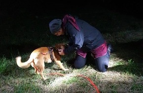 Landeswasserschutzpolizeiamt Mecklenburg-Vorpommern: LWSPA M-V: Kleiner Hund durch Wasserschutzpolizei und Feuerwehr Rostock-Gehlsdorf gerettet - Besitzerin glücklich