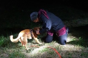 Landeswasserschutzpolizeiamt Mecklenburg-Vorpommern: LWSPA M-V: Kleiner Hund durch Wasserschutzpolizei und Feuerwehr Rostock-Gehlsdorf gerettet - Besitzerin glücklich