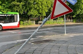 Polizei Hagen: POL-HA: Verkehrsunfall mit knapp 2 Promille - 70-j&auml;hriger Mann f&auml;hrt &uuml;ber Bordstein und gegen Verkehrsschild